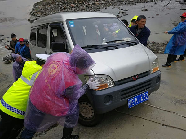 志愿者与民警、村民一起拉车
